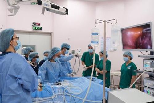 Cắt u buồng trứng to như người mang bầu 7 tháng