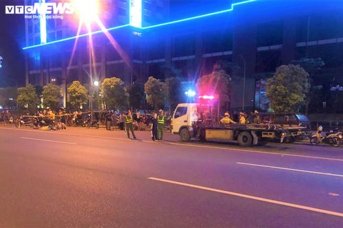 Lái xe phân khối lớn tông chết người giữa phố Thủ đô rồi bỏ chạy