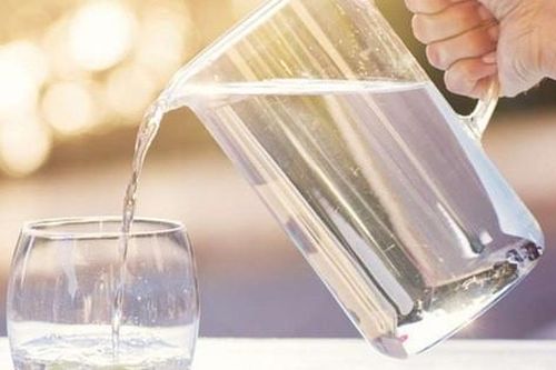 Bé 11 tuổi tử vong vì bị bố mẹ ép uống quá nhiều nước, nhớ ngay việc cần làm sau khi bổ sung nước ngày hè nóng bức