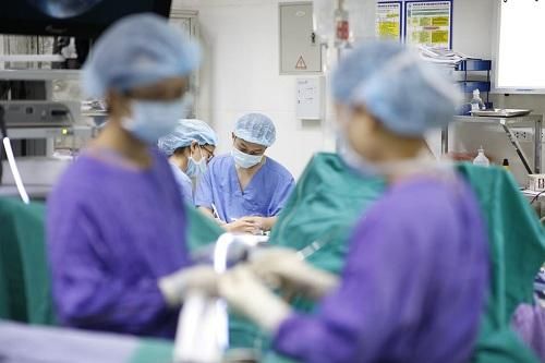 Thủng ruột do nuốt tăm được lấy thành công qua hướng dẫn của siêu âm
