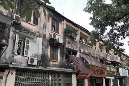 'Đội nón, mặc áo mưa' sống trong khu tập thể dột nát giữa Hà Nội