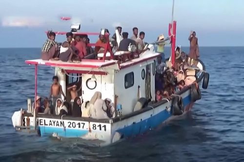 Ngư dân Indonesia giải cứu gần 100 người tị nạn mắc kẹt ngoài khơi