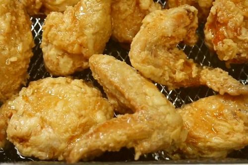 Học làm gà rán kiểu Hàn Quốc với vỏ ngoài giòn tan