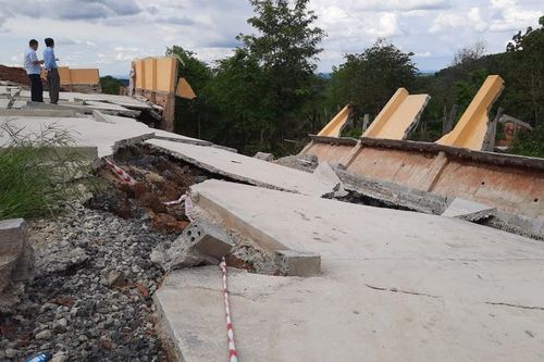 Công trình hơn 3 tỷ đổ sập sau trận mưa