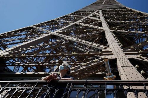 Tháp Eiffel đi qua thế chiến và khủng bố, nhưng Covid-19 tàn khốc hơn