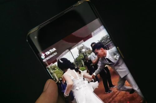 Vụ 'chú rể bế cô dâu' ở Bình Phước đã phơi bày điểm yếu của TikTok