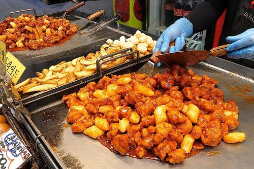 Gà rán sốt chua ngọt trên đường phố Hàn Quốc