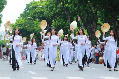 Chuẩn mực văn minh, thanh lịch không còn trên giấy