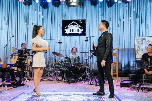 Quang Dũng sánh đôi bên 'người mới' ở Music Home