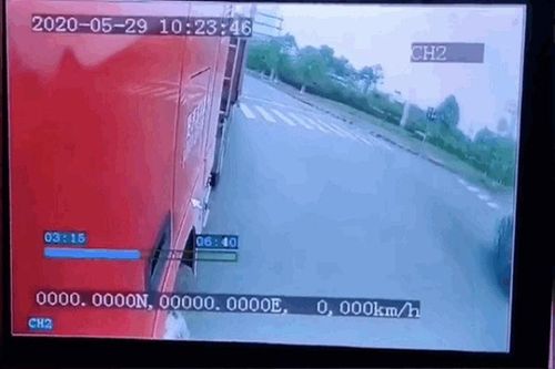 Lật xe ba gác, 3 người văng thẳng vào gầm xe tải