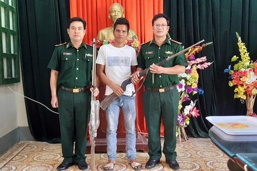 Đồn Biên phòng Làng Mô vận động người dân giao nộp súng tự chế