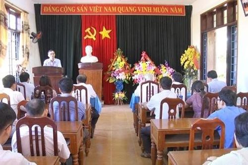 Kỷ luật hiệu trưởng phát tán tài liệu, lôi kéo người tập luyện Pháp Luân Công