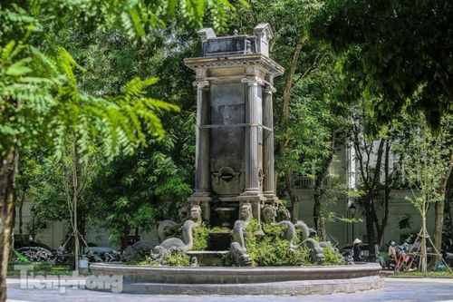 Đeo đai sắt cho đài phun nước cổ nhất Hà Nội