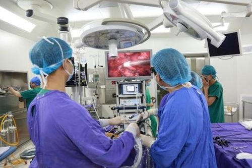 Tạo 'đường hầm' trong thành bụng cứu người đàn ông thủng ruột vì lý do không ngờ