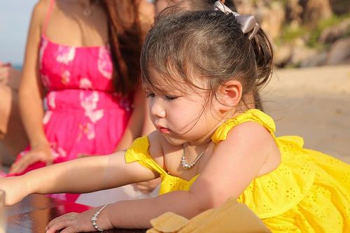 Con gái siêu mẫu Hà Anh mới 2 tuổi đã có thể nói cả tiếng Anh lẫn tiếng Việt