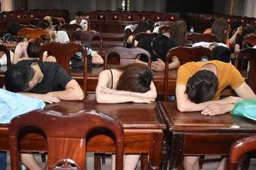 Phát hiện 2 học sinh THCS cùng 28 người dương tính với ma túy trong quán karaoke