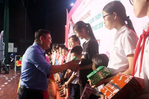 Trao học bổng cho 254 con em người lao động vượt khó học giỏi