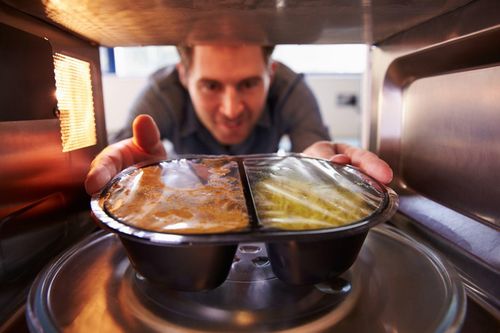 Dùng lò vi sóng có lợi hay hại cho sức khỏe, lý giải từ tạp chí ĐH Havard