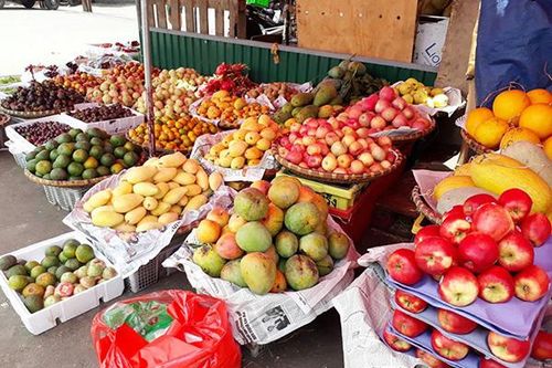 Xe hoa quả nặng trĩu nỗi niềm của tiểu thương chợ Long Biên