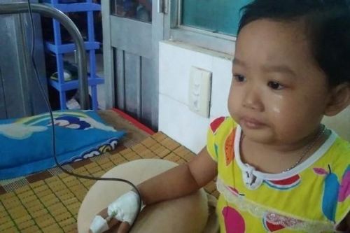 Bé gái xinh xắn bị ung thư, thiếu vắng cha phải ăn cơm thừa