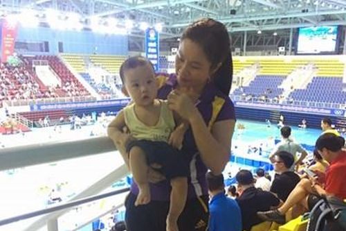 Nữ VĐV mang theo con 7 tháng tuổi thi đấu và những cổ động viên 'siêu đáng yêu'