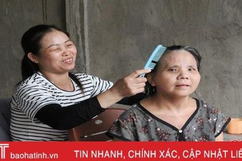 Người phụ nữ ở Hà Tĩnh 11 năm chăm sóc hàng xóm tật nguyền