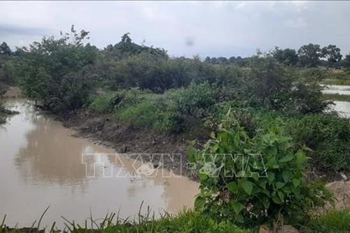 Khai thác cát gây ô nhiễm suối Đá