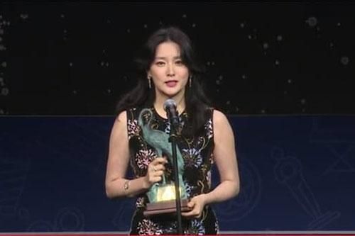 Lâu ngày mới tham gia đóng phim, 'Quốc bảo nhan sắc' Lee Young Ae mất tự tin về diễn xuất