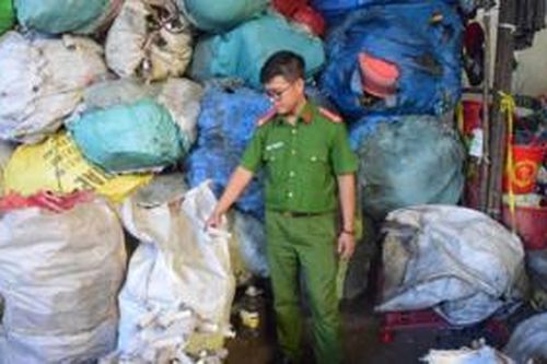 Phát hiện 9 bao tải đựng kim tiêm, ống nghiệm còn dính máu tại một cơ sở phế liệu ở Đồng Nai