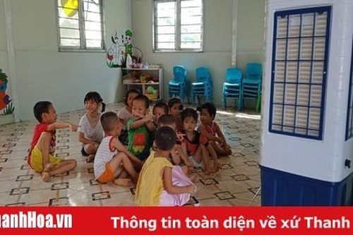 Tặng quạt cho các em học sinh tại các điểm trường miền núi