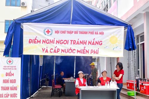 Hội Chữ thập đỏ Hà Nội giúp đỡ người dân xua tan nắng nóng