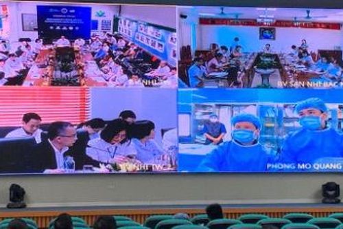 Khám chữa bệnh từ xa: Người bệnh được bác sĩ giỏi khám ngay từ tuyến dưới
