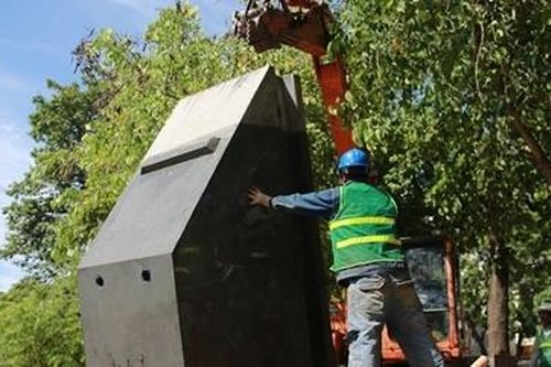 Công nhân 'đội nắng' hối hả kè hồ Gươm