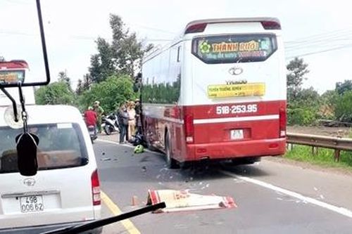 'Phượt thủ' lao đầu vào xe khách, tử vong
