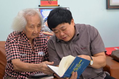 Tổng Giám đốc Đài Tiếng nói Việt Nam Nguyễn Thế Kỷ thăm nhạc sư Nguyễn Vĩnh Bảo