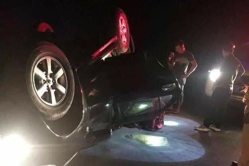 Xe trùm ma túy Nghệ An lật ngửa, nửa tạ ma túy đá đổ xuống đường