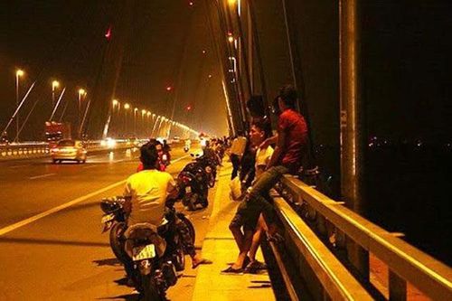 Nguy hiểm việc lấn chiếm lề cầu Nhật Tân