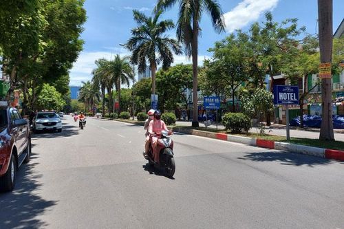 Hà Nội tiếp tục nắng gắt, người dân lưu ý bảo vệ sức khỏe