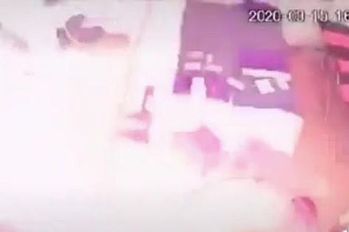 Clip: Người đàn ông bất ngờ xông vào spa tưới xăng châm lửa đốt, khoảnh khắc cả tiệm bùng cháy khiến ai nấy thất kinh