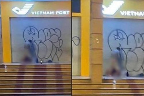 Cặp đôi có hành động phản cảm, vô văn hóa ngay tại Bưu điện Hà Nội khiến dư luận phẫn nộ