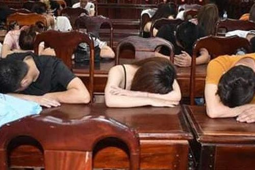 Quảng Trị: Đột kích quán karaoke phát hiện 28 đối tượng cùng 2 học sinh dương tính với ma túy