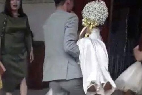 Thực hư vụ việc cô dâu mang thai không được đi cửa chính, chú rể bế thẳng vào nhà