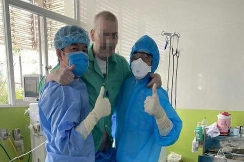 Phi công người Anh trải qua 101 ngày điều trị, tự đi được vài bước, Đại sứ Anh gửi lời cảm ơn y bác sĩ