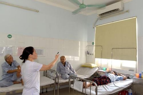 Bác sĩ vất vả - Người bệnh mệt mỏi vì nắng nóng