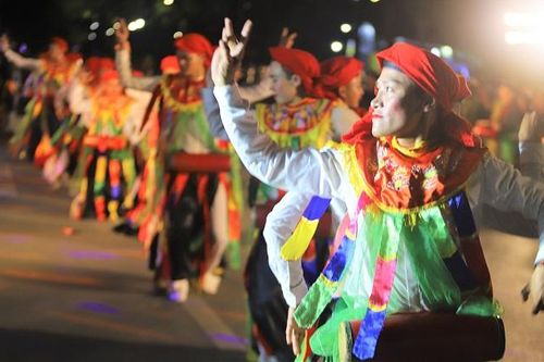 Rộn ràng múa 'Con đĩ đánh bồng' trên phố đi bộ Hồ Gươm