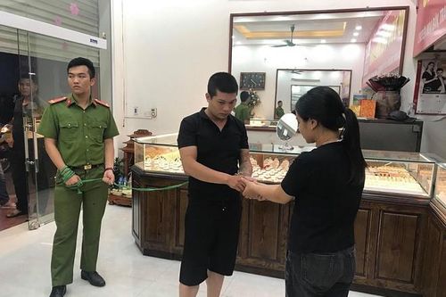 Lời khai ban đầu của đối tượng cướp tiệm vàng, đâm trọng thương người truy đuổi