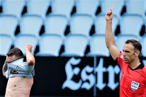 Trọng tài mắc sai lầm hài hước sau khi Aspas sút tung lưới Barca