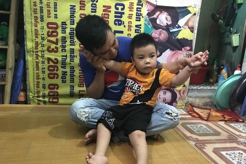 Cậu bé 4 tuổi đi bằng gót chân và người cha muốn bán thận để có tiền phẫu thuật cho con