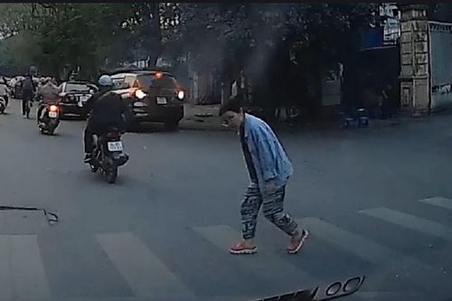 Nhường nhịn trong giao thông: Bài 3 - Bắt đầu từ thói quen nhường đường cho người đi bộ