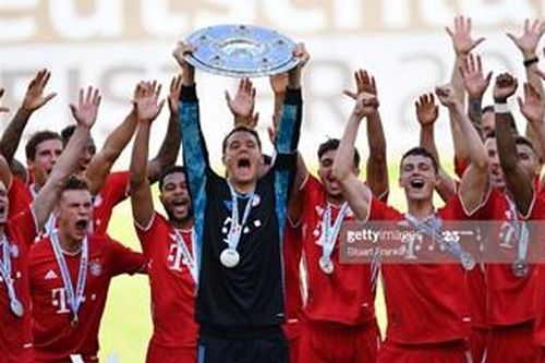 Bayern Munich nâng Đĩa bạc vô địch Bundesliga 2019-2020